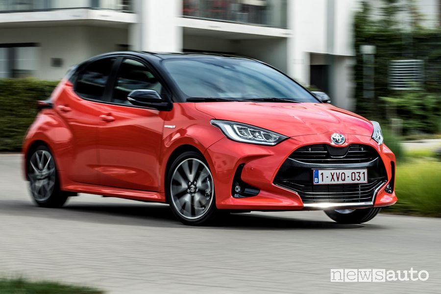 Vista di profilo nuova Toyota Yaris