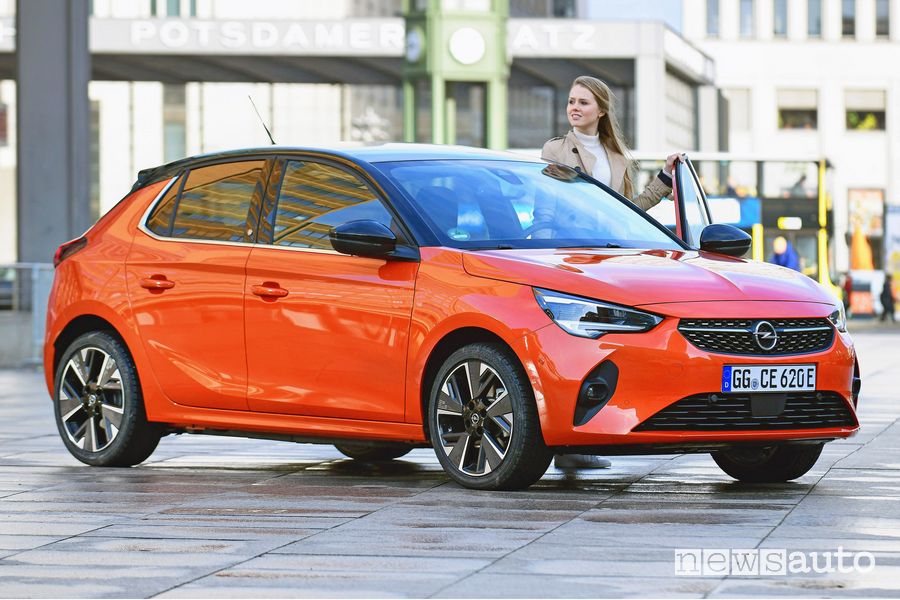 Vista di profilo Opel Corsa-e elettrica Orange