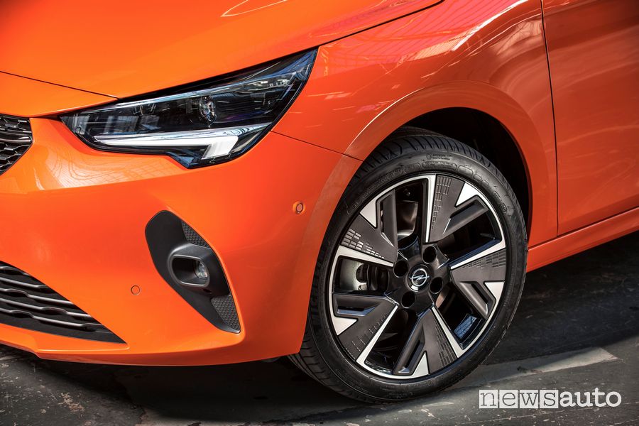 Faro anteriore Opel Corsa-e elettrica Orange