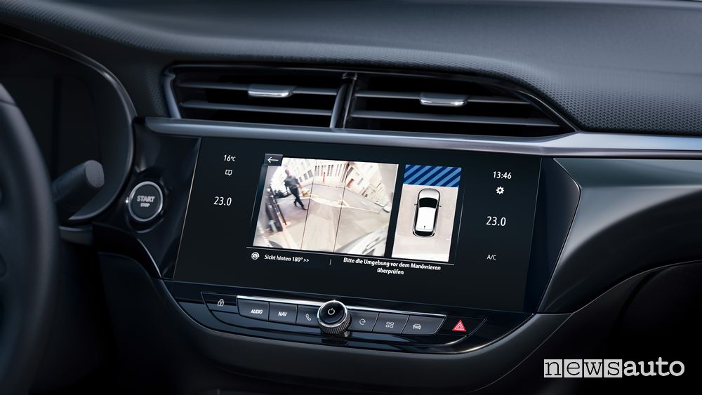 Immagini telecamera posteriore Opel Corsa-e elettrica