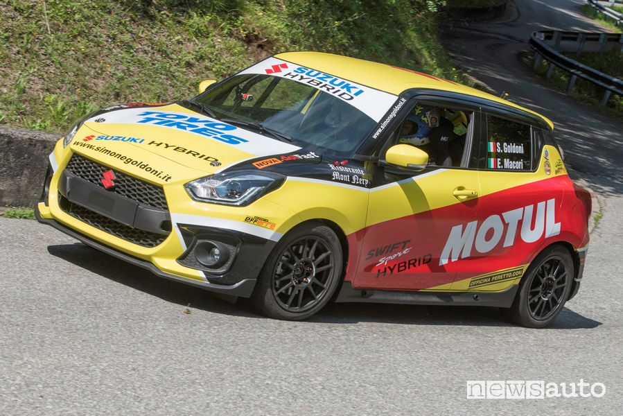 Vista di profilo Suzuki Swift Sport Hybrid R1 in uscita da una curva