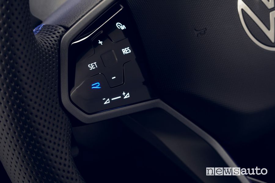 Tasto R sul volante della Volkswagen Tiguan R