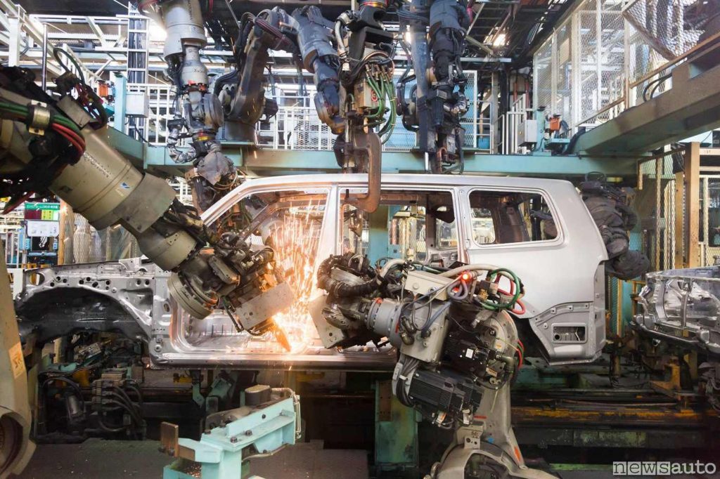 Una linea di produzione, assemblaggio veicoli di Mitsubishi