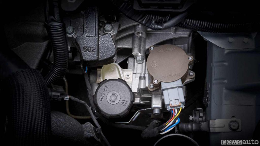 Il sistema iMT di KIA applicato sulla scatola del cambio: si vede il motorino attuatore che aziona la pompa idraulica e relativo serbatoio del liquido