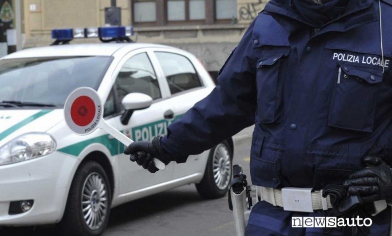 La multa per l'aria condizionata accesa scatta in realtà quando l'auto è in sosta con il motore acceso