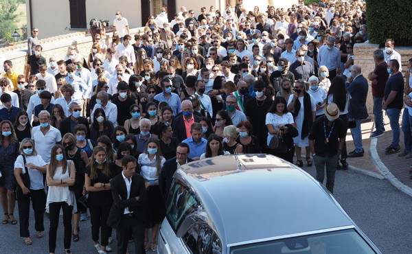 I funerali nella chiesa parrocchiale di San Bartolomeo a Solomeo