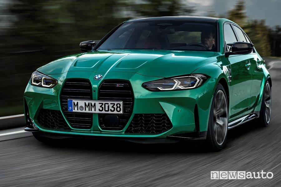 Vista di profilo BMW M3 Competition con il doppio rene sulla mascherina anteriore