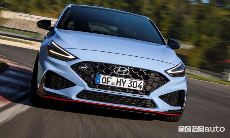 Vista anteriore Hyundai i30 N in pista