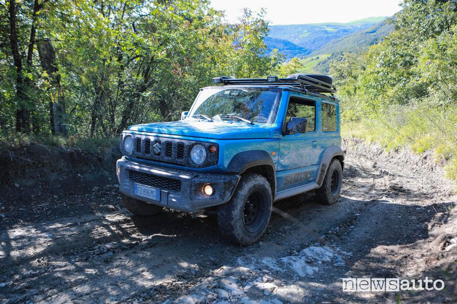Suzuki JImny impegnato in off road al 9° raduno Suzuki 4x4