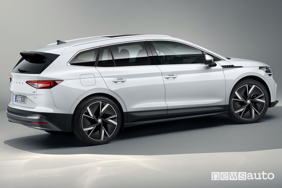 Vista laterale Škoda Enyaq iV