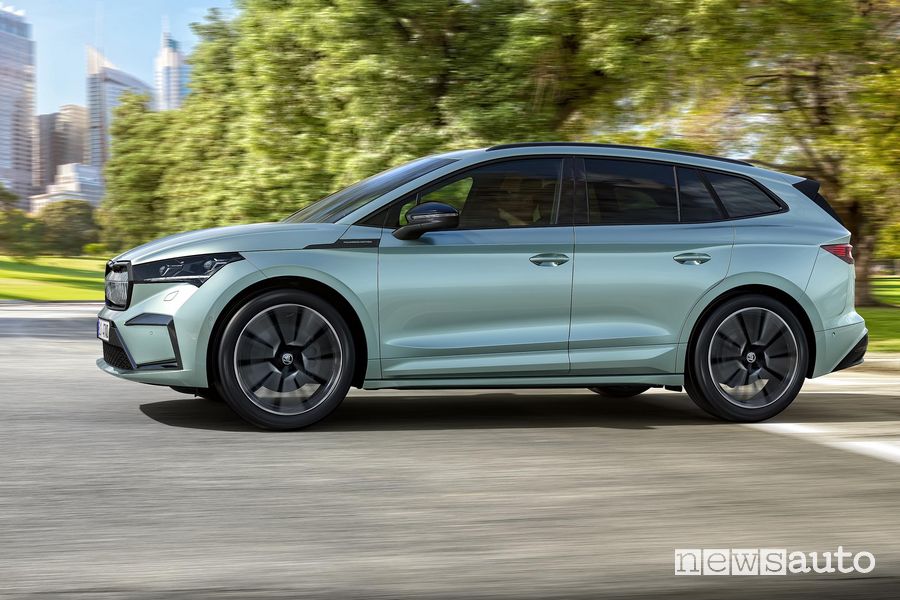 Vista laterale Škoda Enyaq iV SUV elettrico