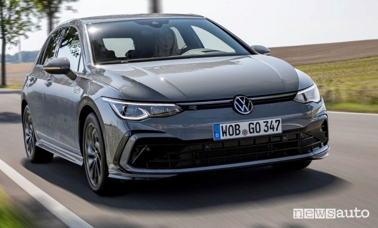 Vista di profilo Volkswagen Golf 1.5 eTSI MHEV