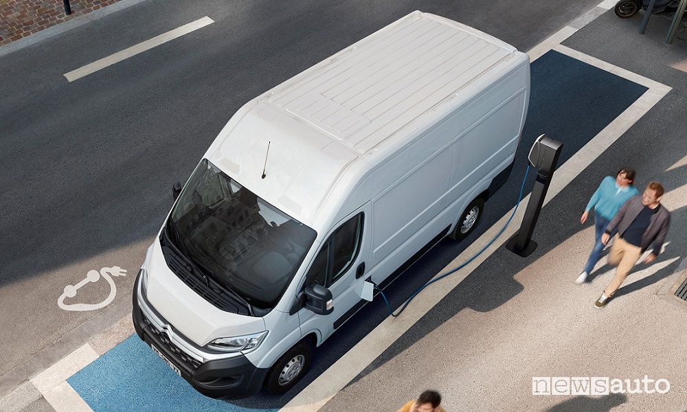 Citroën ë-Jumper elettrico in ricarica da una colonnina pubblica