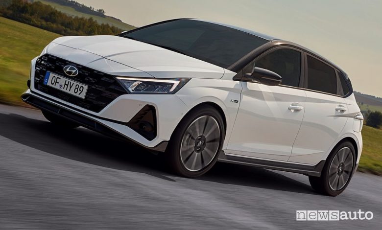 Vista di profilo Hyundai i20 N Line su strada