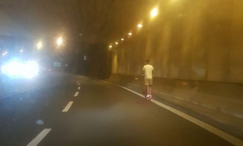 Monopattino in autostrada, follia sull'A24 Roma l'Aquila