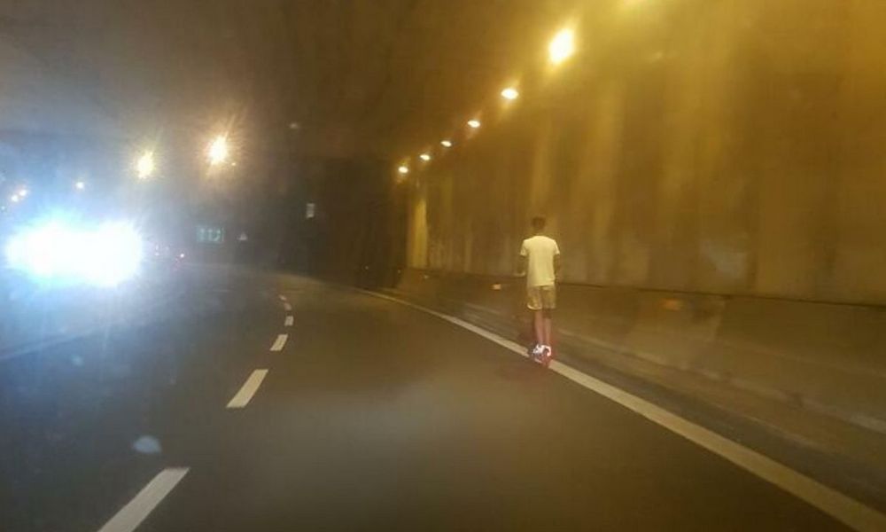 Monopattino in autostrada, follia sull'A24 Roma l'Aquila