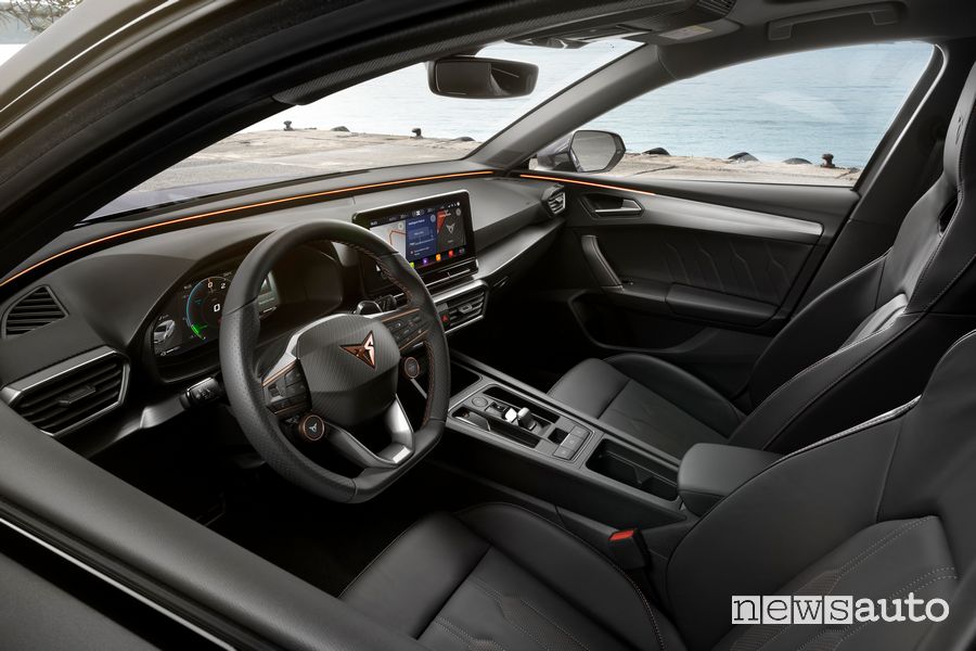 Volante sportivo abitacolo Cupra Leon eHybrid