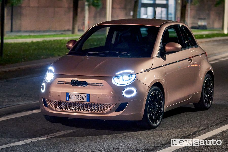 Fiat 500 con i fari accesi durante la guida notturna