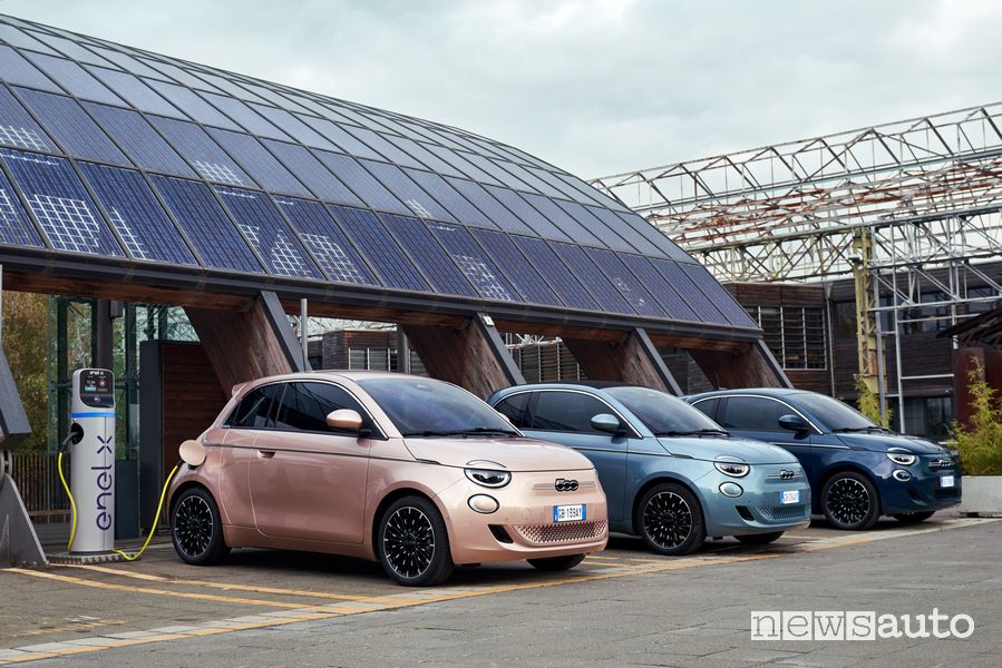Gamma nuova Fiat 500 elettrica in ricarica da colonnina Enel X