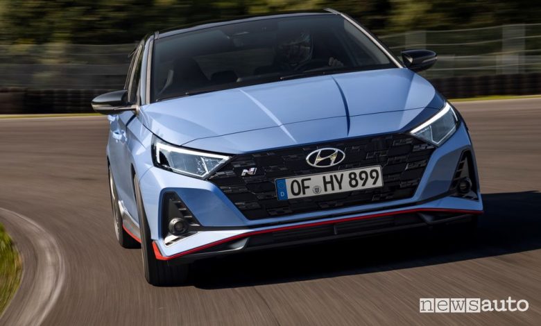 Vista anteriore Hyundai i20 N in pista