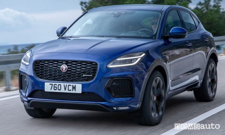 Vista di profilo nuova Jaguar E-Pace su strada