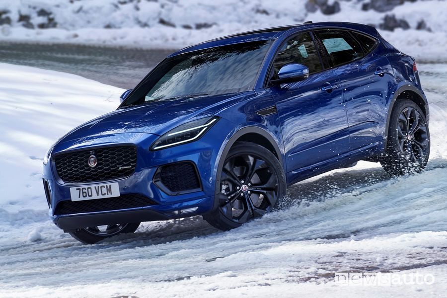 Vista di profilo nuova Jaguar E-Pace sulla neve