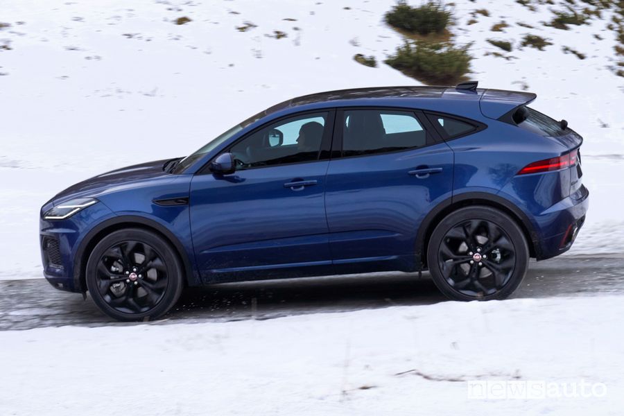 Vista laterale nuova Jaguar E-Pace sulla neve