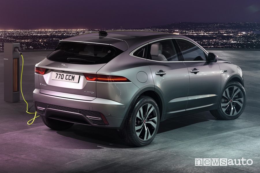 Nuova Jaguar E-Pace P300e PHEV in ricarica da una colonnina