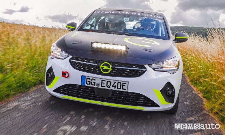 Vista anteriore Opel Corsa-e Rally in azione