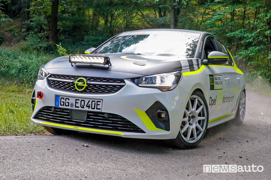 Vista anteriore Opel Corsa-e Rally uscita dalla curva