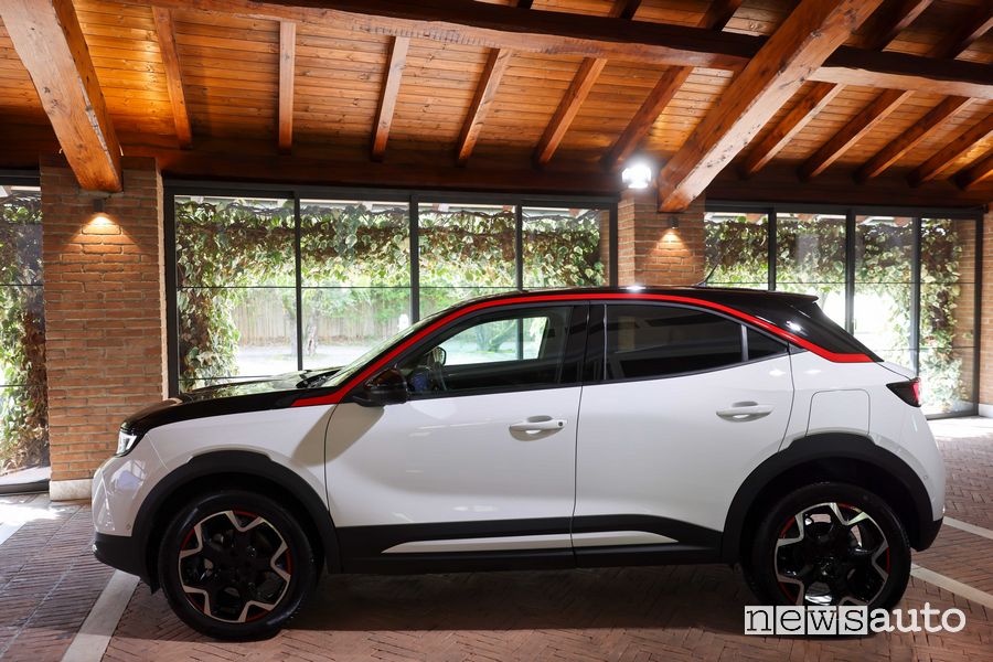 Vista laterale nuova Opel Mokka