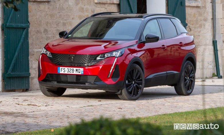 Vista di profilo Peugeot 3008 Black Pack