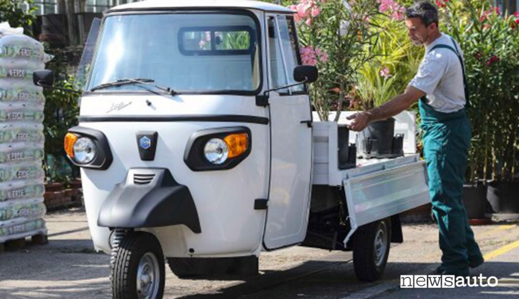 Piaggio Ape Classic si può guidare a partire dai 16 anni con la patente A1 e poi con la B, può trasportare un solo passeggero (il guidatore).