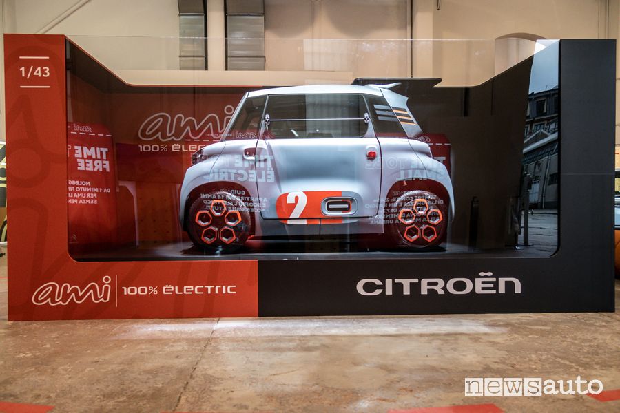 Citroën Ami di dimensioni reali inserita nella scatola di un modellino