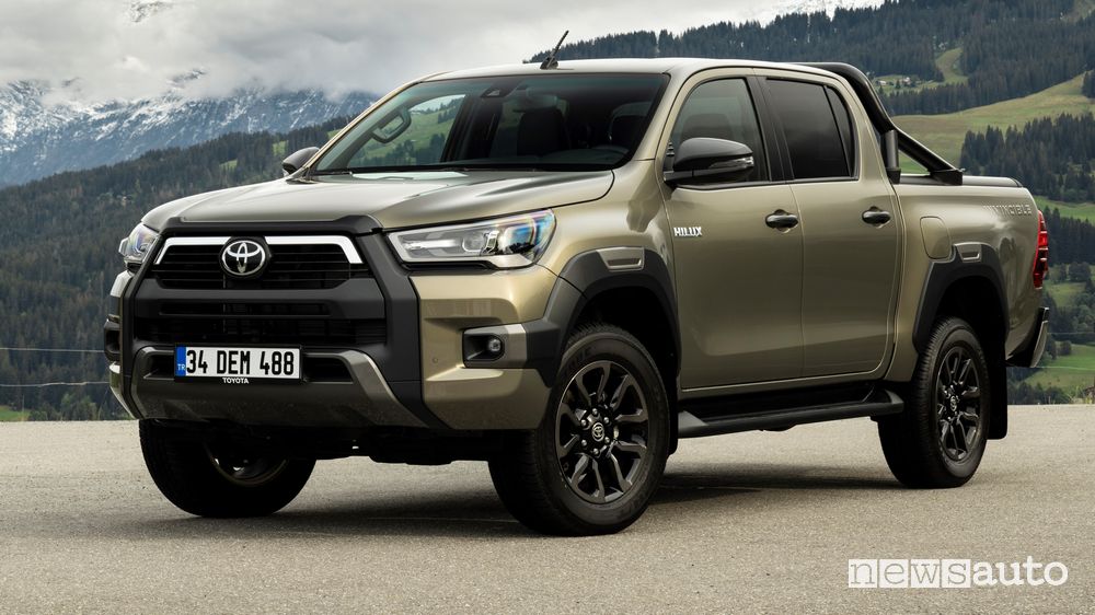 Vista di profilo Toyota Hilux Invincibile
