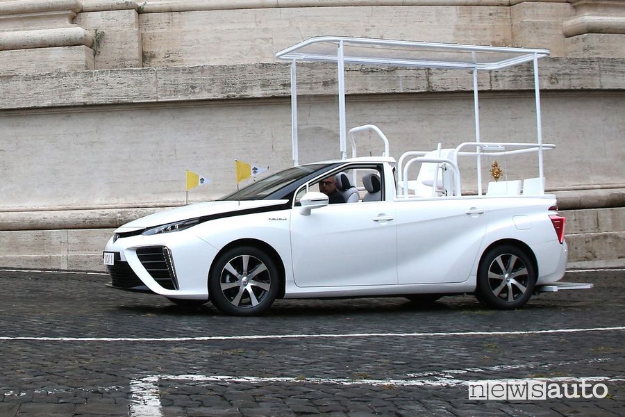 Frontale laterale Toyota Mirai Papamobile per Papa Francesco