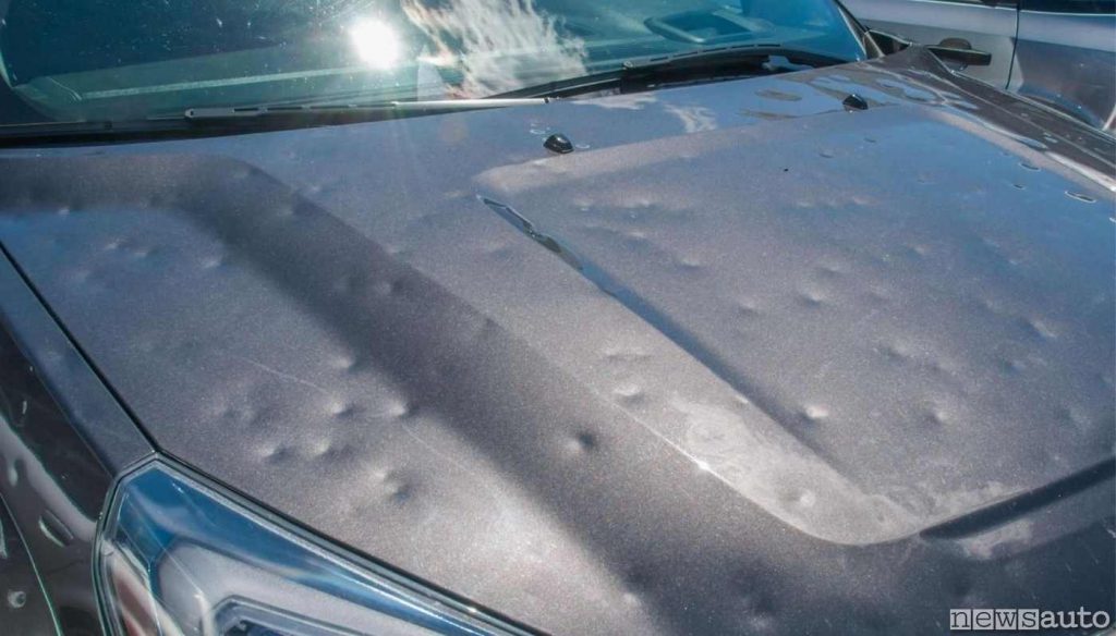 Danni sulla carrozzeria dell'auto provocati dalla grandine