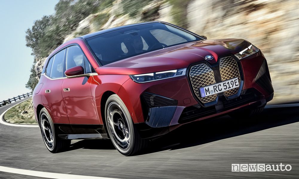 BMW iX, anteprima, caratteristiche e autonomia del SUV elettrico