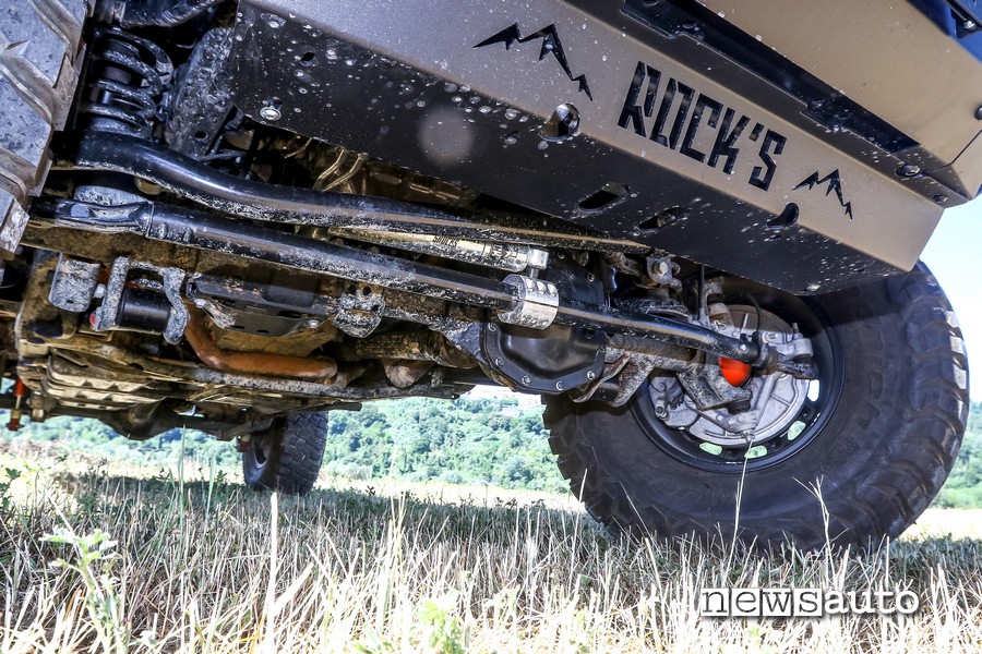 Vista ruote e ponte anteriore della Jeep Rubicon Gladiator JT