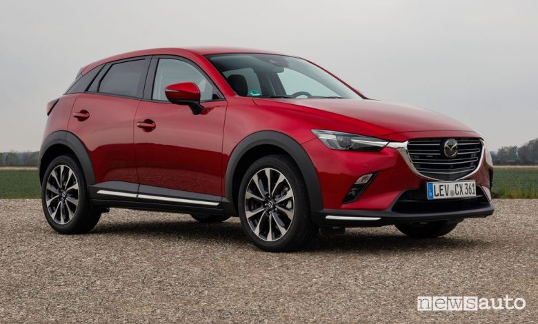 Vista di profilo Mazda CX-3 2021 Soul Red Crystal