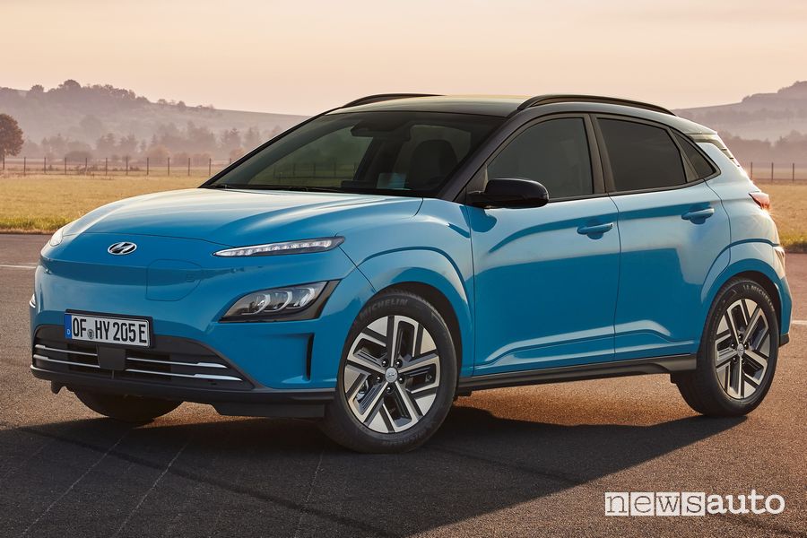 Vista di profilo nuova Hyundai Kona Electric
