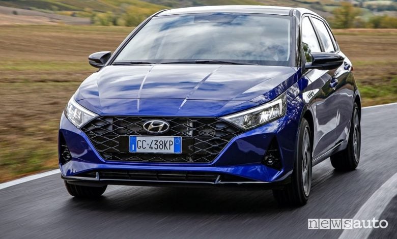 Vista di profilo nuova Hyundai i20 su strada