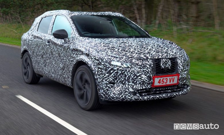Vista anteriore prototipo nuovo Nissan Qashqai su strada