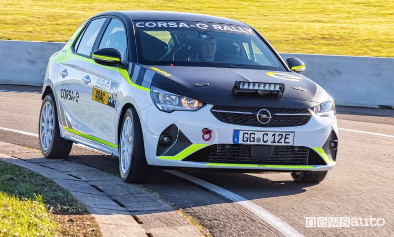 Vista anteriore Opel Corsa-e Rally test in pista