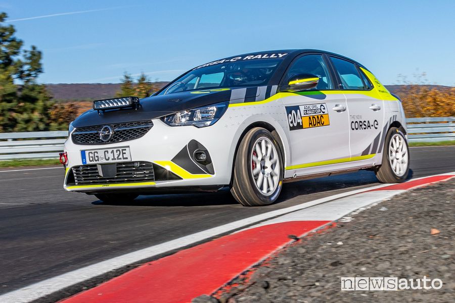 Vista di profilo Opel Corsa-e Rally test in pista inserimento in curva