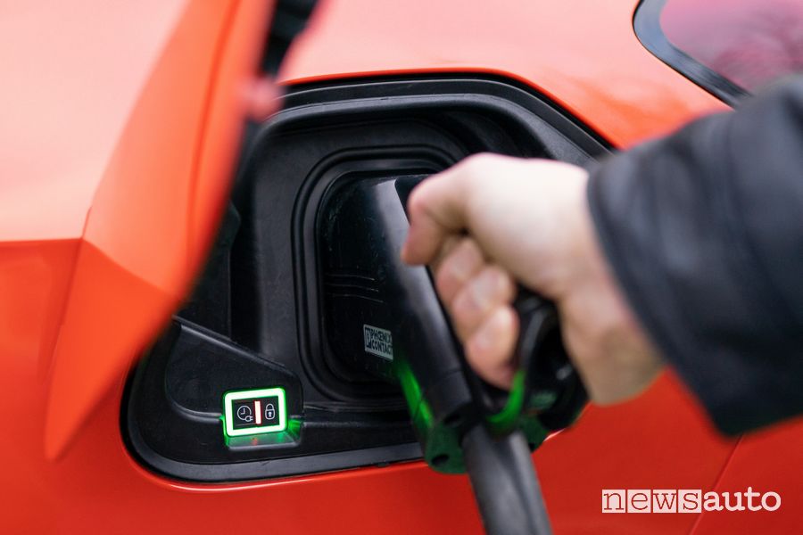 Opel Corsa-e ricarica veloce fino a 100 kW