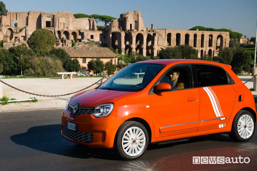 Renault Twingo Electric serie speciale Vibes a Roma ai Fori Imperiali