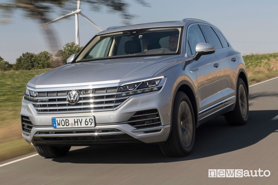 Vista anteriore Volkswagen Touareg eHybrid su strada