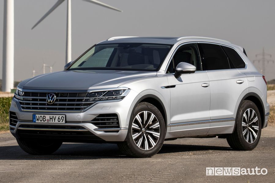 Vista di profilo Volkswagen Touareg eHybrid
