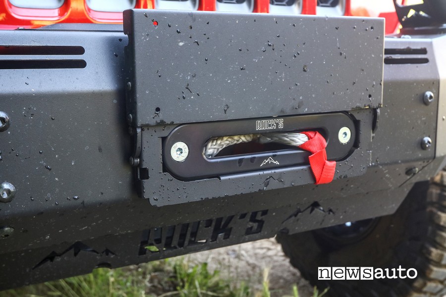 Winch Forcomeda da 12.000 lbs, il verricello è nascosto nel paraurti e coperto dalla targa anteriore e scomparsa